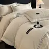 Conjunto de cama de luxo de alta qualidade, cor sólida outono e inverno, veludo de leite, borda larga com fita, quatro peças, Helena, jogo de cama para quarto principal, capa de edredom