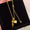 Colar Popular de Moda de Luxo do Xiaohongshu com Pingente Longo Quadrado em Formato de Bala e Corrente Única e Estilosa para Clavícula
