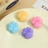 Macaron Mini Patinha de Gato em Forma de Coração Brinquedo Squishy, Brinquedo Macio de TPR para Alívio de Estresse, Gadget de Ventilação para Mesa com Recuperação Lenta