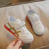 Zapatos infantiles nuevos con bloques de color, zapatillas de verano para niños, zapatos casuales blancos, zapatos de lona para bebé con suela blanda, zapatos para estudiantes para primavera