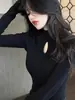 Otoño e invierno nuevo diseño hueco estilo extranjero negro cuello alto camisa base manga larga corte ajustado delgado top de chica hot moda