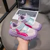 Sapatos de menina, tênis respiráveis de malha, novo modelo outono 2026, solado de pneu com velcro, sapatos estilo pai, tênis de corrida para meninos