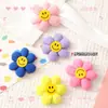 Broche de girassol com rosto sorridente estilo pastoral novo de verão atacado pingente fofo para bolsa de meninas acessórios de vestuário