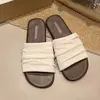 Sandálias Casuais Simples Estilo Férias com Pregas Slip-On para Mulheres Verão 2026 Novo Estilo Sandálias de Praia Planas Antiderrapantes para Uso Externo