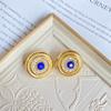 Pendientes medievales vintage con diamantes, pendientes de piedra azul zafiro esmaltada, pendientes redondos chapados en oro con diamantes.