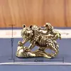 Tigre de latão Home Office Desktop Ornaments Handheld Tiger Back Little Tiger Ornaments Crafts Atacado