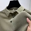 Camisa polo de seda helada para hombre de verano, camiseta de manga corta, tejido gofrado transpirable, casual y moderna, en stock, con cuello Henry y etiqueta