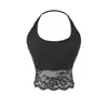 Atractivo conjunto de tres piezas estilo coreano: una camiseta de manga larga con corte en la espalda, un top halter con ribete de encaje y pantalones largos de pierna recta