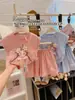 2026 Novo Estilo de Verão Fofo Estampado Shorts de Manga Curta para Meninas de Crianças Médias e Maiores, Conjunto de Roupa Infantil Duas Peças Estilo Coreano
