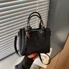 Bolso tejido de PU de alta gama para mujer, nuevo modelo 2026, bolso tipo cubo simple, bolso de hombro de moda de gran capacidad, bolso cruzado
