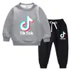 Conjunto de Moletom Infantil Outono/Inverno 2026, Novo Modelo Estiloso para Crianças Maiores, Forrado com Fleece e Espessado para Aquecimento, Conjunto de Manga Longa de Inverno