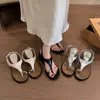 Sandalias de Nicho con Diseño de Cuña Verano 2026 Estilo Coreano Personalidad Retro Hebilla Metálica Sandalias Romanas de Dedo Goma para Mujer
