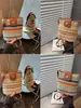 Bolsa Transversal de Tecido Listrada Arco-Íris Moda Tendência Verão 2026 com Design Único de Contraste de Cores Bolsa de Praia