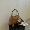 2026 Nova Bolsa de Mão de Couro Macio de Alta Qualidade Bolsa Bowling Feminina Retro para o Dia a Dia Bolsa de Ombro Único Bolsa Transversal Versátil e na Moda