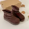 Botas de neve femininas com veludo plus, grossas, antiderrapantes, solado grosso, novo estilo 2026, para inverno, com aumento de altura, estilo retro nordeste, quentes, de algodão