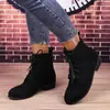 Coleção Outono/Inverno 2026: Botas curtas estilo europeu e americano, camurça, bico redondo, com cadarço, salto quadrado, botas estilo Martin, disponíveis em tamanhos grandes para vendas transfronteiriças, botas curtas femininas