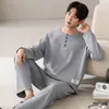 Pijama de Algodón Puro para Hombre, Nuevo Estilo Otoño, Manga Larga, Pantalón Largo, Cuello Redondo, Sin Cierre, Casual, Se Puede Usar Afuera, Ropa para el Hogar, Conjunto de Dos Piezas