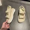 Sandalias Romanas de Suela Gruesa Estilo Pequeño Chanel para Mujer 2026 Temperamento Modernas de Verano Nuevas de Velcro Negras Casuales Zapatos de Playa