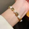 Pulsera de Perlas de Agua Dulce Chapada en Oro Real de 18k Personalidad Retro Moda Pulsera Versátil Lujo Ligero Sensación de Alta Gama Joyería de Mano para Mujeres