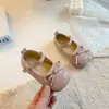 Sapatos de couro de cor sólida para meninas, novo estilo primavera/verão 2026, sapatos de princesa com laço fofo para bebês, crianças de todos os tamanhos.