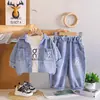 Conjunto de Roupa de Outono para Meninos Modelo 2026 Roupas de Primavera e Outono para Bebês e Crianças Pequenas, Elegante Conjunto de Três Peças Jeans com Manga Longa, Atacado Moderno