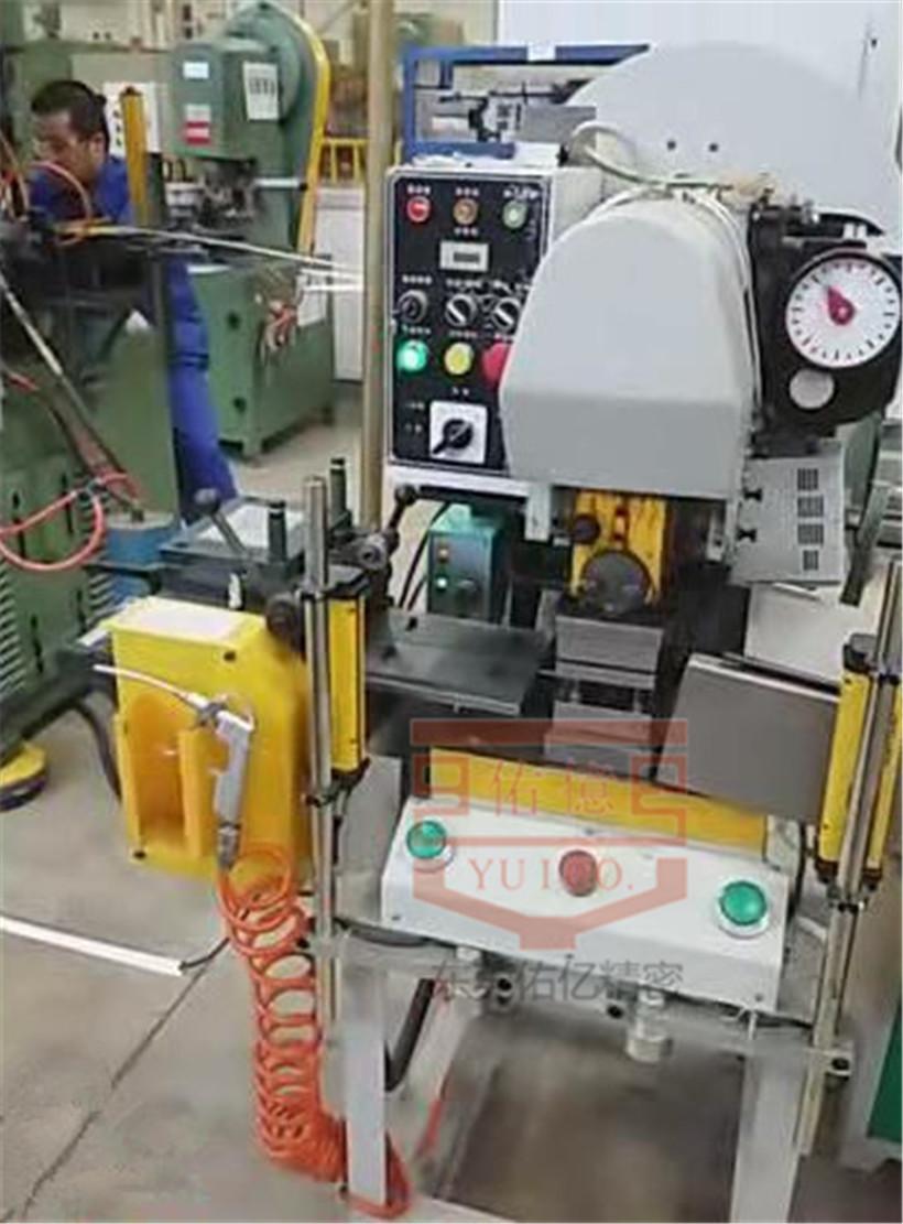 5吨气压式冲床配NC送料机 (2)