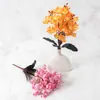 Flores artificiales y plantas verdes para crear un ambiente de casa de huéspedes, incluyendo flores artificiales de *Smilax glabra*, adecuadas para exhibir en la zona de entrada, con arreglos florales vintage