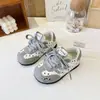 Zapatos Dexun para Niñas 2026 Primavera/Otoño Nuevos Zapatos de Skate para Niños Bordado de Lunares de Jardín de Infancia Zapatos Deportivos Suela Suave Zapatos de Skate