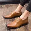 Zapatos casuales de piel para hombre, diseño tallado brogue británico, zapatos formales de piel con cordones de moda para negocios, zapatos de boda para novio