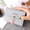 Nueva cartera pequeña femenina corta estudiante moda coreana pequeña fresca hoja tres pliegues hebilla monedero tarjetero mayoreo