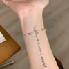 Colar Cacho de Uva de Cristal Branco Livro Vermelho Pequeno com Acabamento de Microincrustação, Pulseira Cool e Elegante, Atacado de Peça Única, Cristal Natural de Alta Qualidade