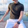 Camiseta Listrada de Manga Curta em Seda Gelo para Homens, Marca Tendência, Camisa Polo Fina de Verão com Corte Slim, Top Casual, Respirável e Confortável