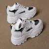 Zapatillas deportivas casuales cómodas de malla con cordones para mujer que aumentan la altura, nuevas para otoño, populares y de moda 2026, suela gruesa, blancas