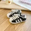 Zapatos de Concha con Estampado de Leopardo para Niños 2026 Otoño/Invierno Nuevos Zapatos Deportivos para Niños Ligeros Versátiles de Moda Zapatos de Entrenamiento Alemanes