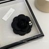 Broche de camelia estilo Chanel 5 palabras Otoño e invierno francés Gris tinta Elegante Retro Temperamento de socialité Corsage Alto sentido