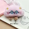 Broche Original Desenho Animado Formato de Nuvem Boneca Expressão de Gato Fofo Pingente de Decoração para Bolsa de Menina Venda por Atacado
