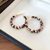 Pendientes Redondos Envueltos en Piel de Aguja Plateada con Estampado de Leopardo Estilo Hong Kong Pendientes de Personalidad de Moda para Mileniales Pendientes de Lujo Ligero de Gama Alta para Mujer