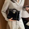 Bolso pequeño de cadena con patrón de rombos estilo Chanel para mujer, nuevo bolso de mano cuadrado pequeño versátil retro de gamuza 2026, se puede llevar en la mano o cruzar.