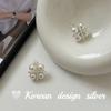 Versión Coreana de Estilo Ins de Dongdaemun Joyería de Plata Plata de Ley S925 Pendientes Sencillos Elegantes de Cuatro Hojas con Puntadas de Perla Gama Alta