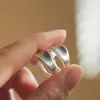 Pendientes de Aro de Metal Retro de Alta Calidad con Acabado Cepillado Aro Ligero de Lujo Elegante Anillo de Oreja Integrado con Placa para Repelente de Mosquitos Pinza para Oreja sin Agujeros para Mujer