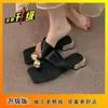 Sandalias de Moda Estilo Francés para la Noche con Faldas Modelo Nuevo Verano y Otoño 2025 Sandalias Deslizables de Tacón Grueso con Brillantes para Uso en Exteriores