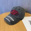 Gorra Retro Americana de Calle con Letras Bordadas Tendencia Fresca Personalizada Diseño de Chica Popular Sentido de Diseño Gorra de Béisbol Sombra Mostrada Cara Pequeña