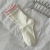 Meias de Novo Estilo Outono e Inverno Femininas com Barra Enrolada Dupla Vermelha Listras Finas Combinação de Cores Meias Médias Sem Costura Meias Femininas Versáteis Meias para Empilhar Meias de Algodão Femininas