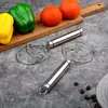 Batedor manual de massa e fouet de aço inoxidável, uma ferramenta doméstica para sovar massa e bater ovos, com superfície de mistura antiaderente
