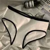 Estilo deportivo minimalista en simples bragas de algodón puro blanco y negro de cintura media para mujer al por mayor