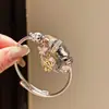 Pulsera de cristal en forma de corazón con incrustaciones de diamantes estilo lujo, goteo de aceite de libélula, muñequera dulce y única de nicho con un sentido de lujo y sofisticación