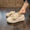 Zapatos peludos blancos de felpa para mujer, calzado de invierno para exteriores, nuevo modelo 2026, mocasines slip-on con lazo, zapatos de algodón de felpa