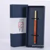 Traje de regalo de sándalo creativo cultural pluma de firma caja de regalo con tallado conmemorativo logo del traje pluma de gel de latón para negocios en stock