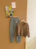 Nuevo atuendo de otoño para niñas: Suéter cárdigan de punto con estampado de leopardo, versátil con una falda a juego, pantalones casuales y un conjunto de dos piezas para niños mayores