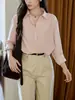 Camisa rosa Moririose de linho Tencel para mulheres, estilo outono, com gola de lapela, frente abotoada e design de ombros caídos, oferecendo um visual versátil e elegante para o trabalho ou uso casual.